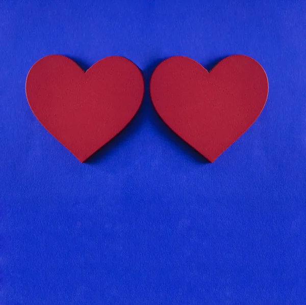 Twee Rode Houten Harten Een Blauw Papier Achtergrond Lege Kopie — Stockfoto
