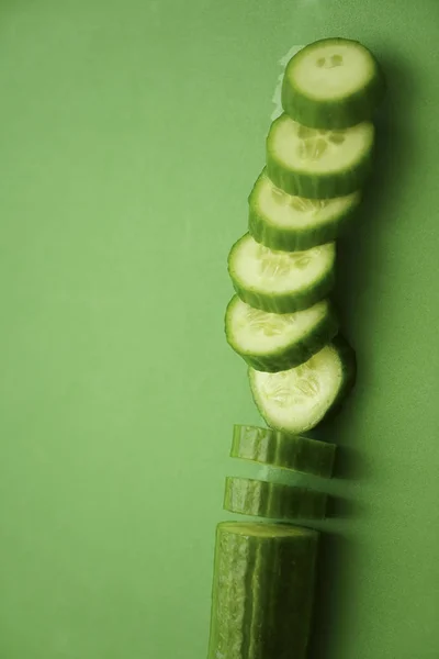 Rodajas Pepino Fresco Sobre Fondo Verde —  Fotos de Stock