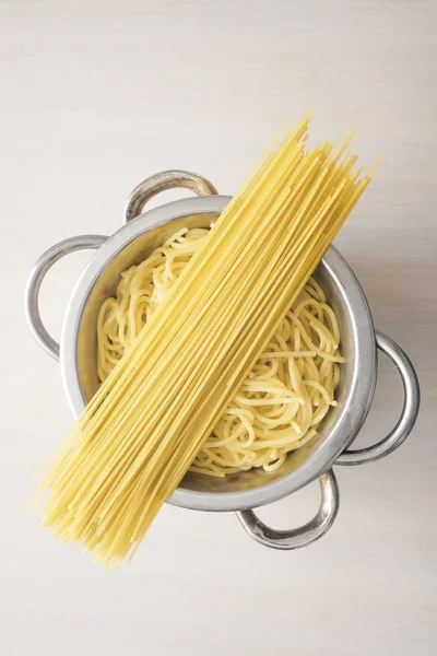 Vista Dall Alto Delle Tagliatelle Secche Bollite Italiane Sfondo Bianco — Foto Stock