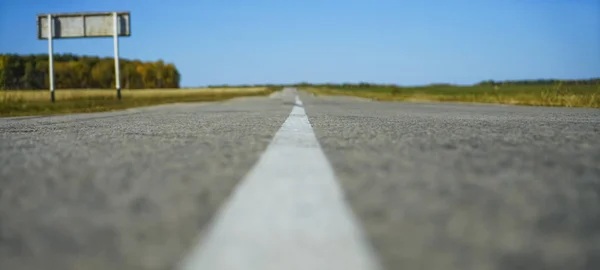 自然の中の道をアスファルトします 空の背景 — ストック写真