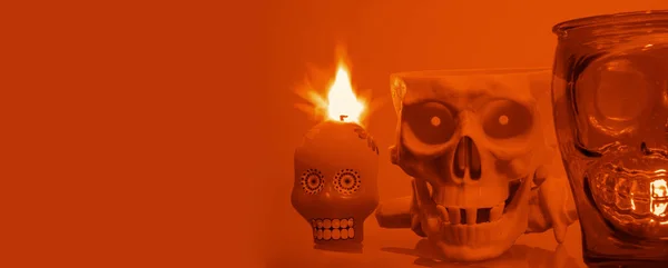 Stillleben Mit Menschlichen Totenköpfen Halloween Orange Kerze Auf Gelbem Hintergrund — Stockfoto