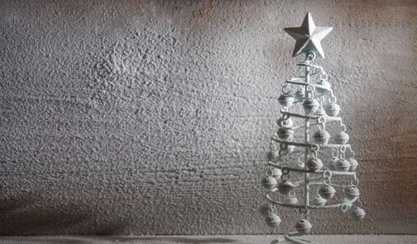 Karácsonyi Üdvözlőlap Ezüst Fém Fenyő Fából Készült Havas Háttér — Stock Fotó