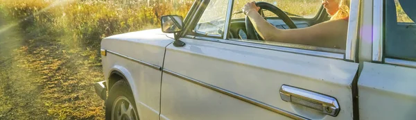 Mulher Bonita Jovem Dirigindo Carro Visão Externa Dia Ensolarado Mãos — Fotografia de Stock