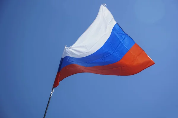 Bandera Rusa Contra Fondo Azul Del Cielo — Foto de Stock