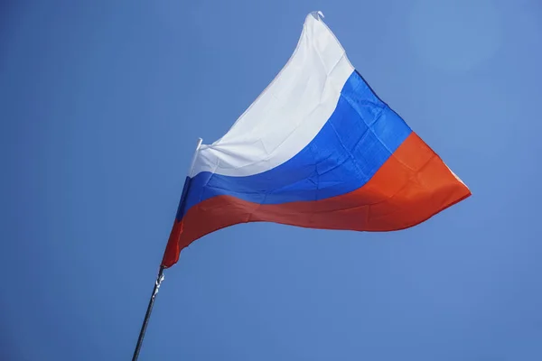 Bandeira Da Rússia. Bandeira Da Federação Russa Contra O Céu Azul