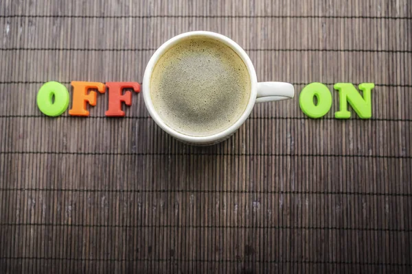 Xícara Branca Com Café Preto Fundo Marrom Bambu — Fotografia de Stock