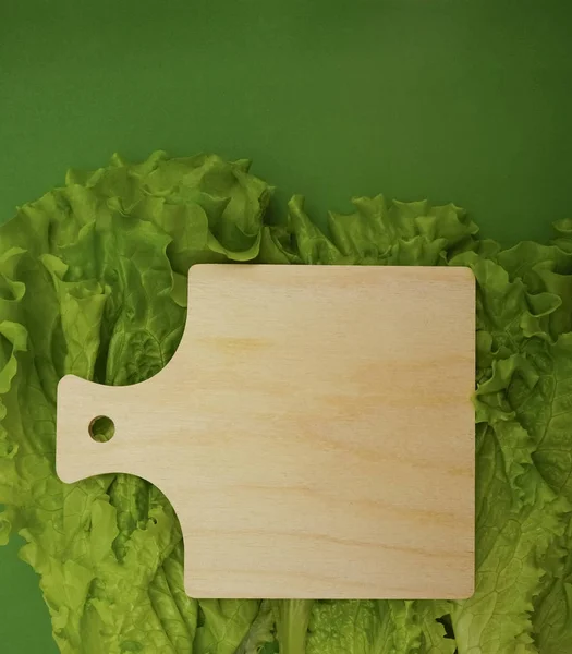 Lege Houten Snijplank Groene Bladeren Van Verse Salade Voedsel Achtergrond — Stockfoto