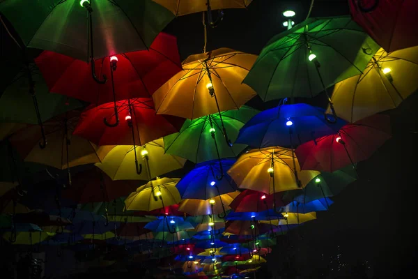 Bunte Regenschirme Street Regenschirme Dekoration Mit Licht Dunklen Himmel Hintergrund — Stockfoto