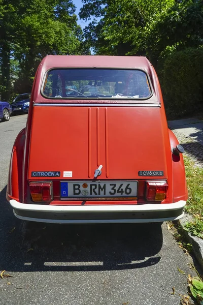 Berlin Deutschland Juli 2018 Rückansicht Eines Roten Citroen 2Cv6 Auf — Stockfoto