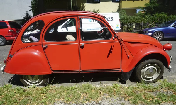 Berlín Alemania Julio 2018 Coche Citroen 2Cv6 Vintage Rojo Calle — Foto de Stock