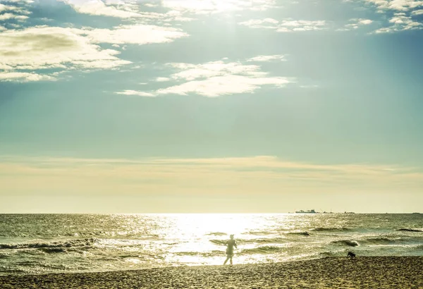 Camminare Cane Runniung Uomo Silhouette Sulla Spiaggia Tramonto — Foto Stock