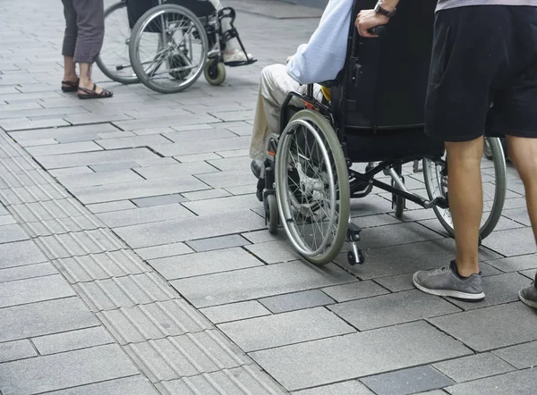 Personas Con Discapacidad Silla Ruedas Calle Sin Rostros Hombre Ayudando —  Fotos de Stock