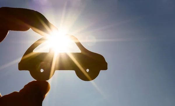 Male Hand Holding Wooden Sign Car Blue Sky — Stock Photo, Image