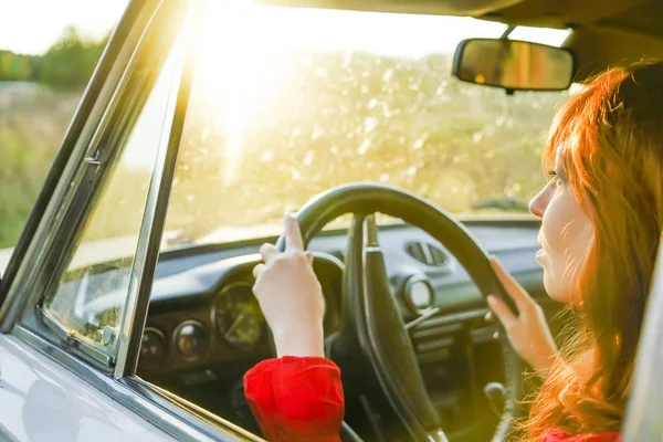 Κοκκινομάλλα Μέση Ηλικία Κομψή Γυναίκα Οδήγηση Άσπρο Αυτοκίνητο Ρετρό Ηλικίας — Φωτογραφία Αρχείου