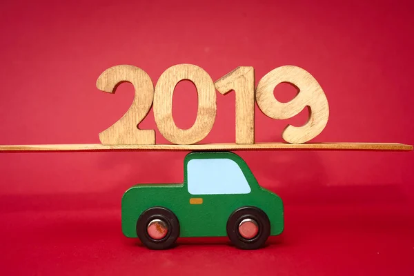 圣诞假期概念卡与2019和玩具车 复制空间 抽象背景 — 图库照片