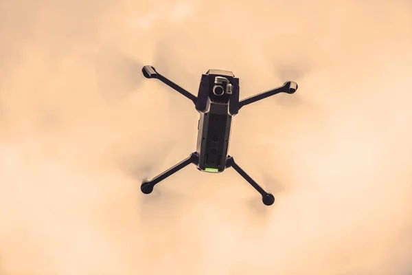 Drone Control Remoto Equipado Con Cámara Video Alta Resolución Volando —  Fotos de Stock