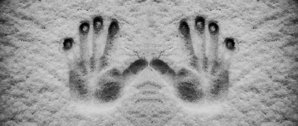 Αποτυπώματα Χεριών Στη Λευκή Υφή Χιονιού — Φωτογραφία Αρχείου