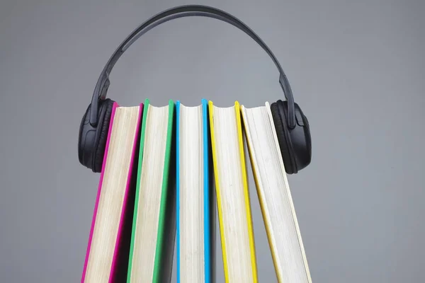 Boeken Hoofdtelefoon Als Audioboeken Concept Geïsoleerd Een Grijze Achtergrond — Stockfoto