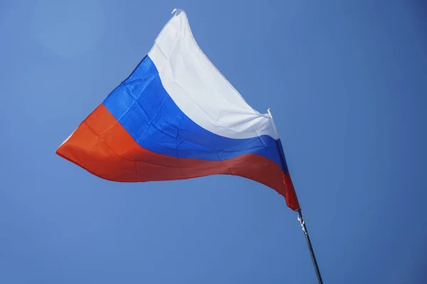 Bandera Rusa Contra Fondo Azul Del Cielo —  Fotos de Stock