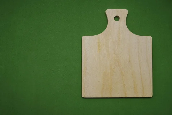 Tabla Cortar Madera Vacía Sobre Fondo Verde Espacio Copia Vacío — Foto de Stock