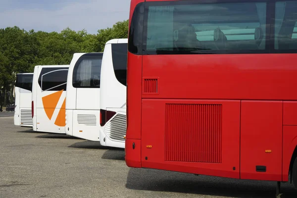 Wiele Autobusów Turystycznych Stojących Ulicy Perspektywie Sezon Letni — Zdjęcie stockowe