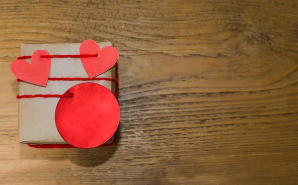 Κουτί Δεμένο Μια Ροζ Κορδέλα Και Διακοσμημένη Καρδιές Και Pinl — Φωτογραφία Αρχείου