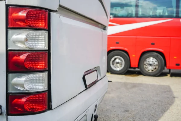 旅游巴士从后方的线路 聚焦红色和白色后灯 — 图库照片