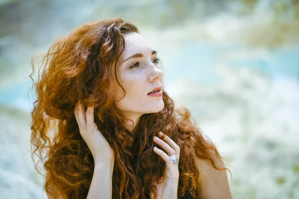 Retrato Verano Hermosa Pecosa Joven Adulta Con Pelo Rojo Posando —  Fotos de Stock