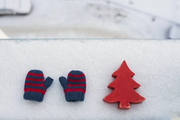 Κόκκινο Ξύλινο Χριστουγεννιάτικο Δέντρο Και Δυο Πλεκτά Γάντια Χιόνι Υπόβαθρο — Φωτογραφία Αρχείου