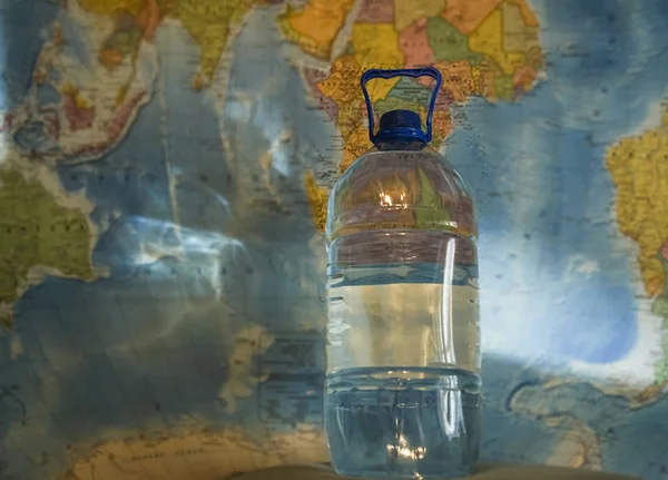 Полная Пластиковая Бутылка Чистой Водой Фоне Карты Мира — стоковое фото