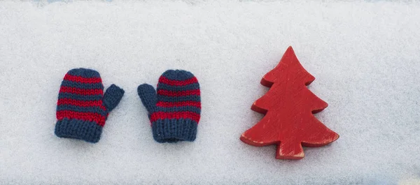 Κόκκινο Ξύλινο Χριστουγεννιάτικο Δέντρο Και Δυο Πλεκτά Γάντια Χιόνι Υπόβαθρο — Φωτογραφία Αρχείου