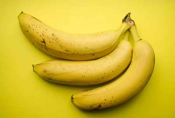 Свежие Желтые Бананы Бумажном Фоне — стоковое фото