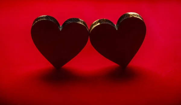 Dois Corações Madeira Fundo Vermelho — Fotografia de Stock