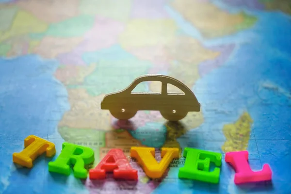 夏季旅游图片 带有文字的照片 旅行由五颜六色的字母和木标志的汽车在世界地图背景 — 图库照片