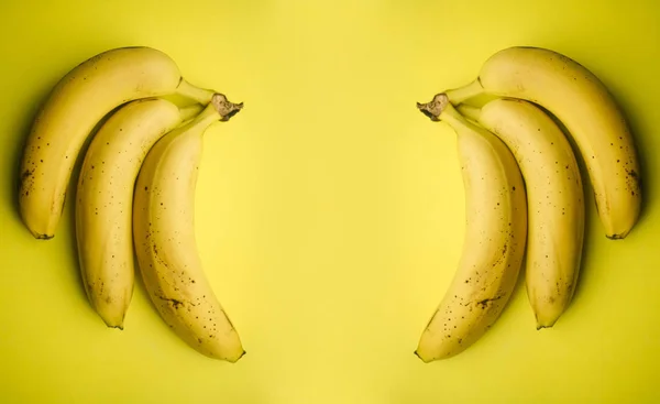 Bananas Amarelas Frescas Sobre Fundo Papel — Fotografia de Stock