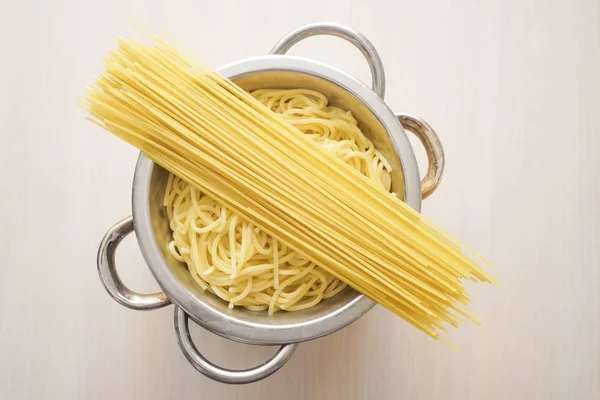 Bovenaanzicht Van Italiaanse Gedroogde Gekookte Noedels Witte Houten Tafel Achtergrond — Stockfoto