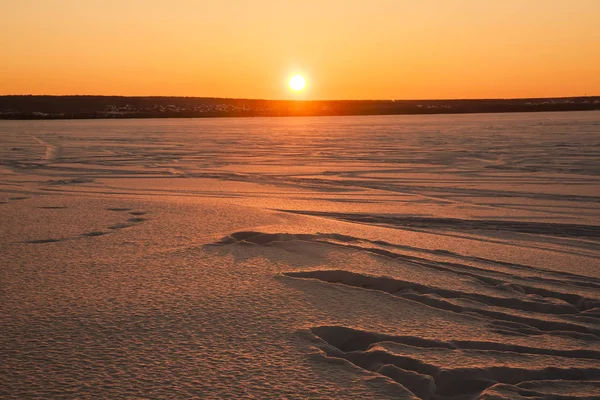 Paisagem Inverno Lago Pôr Sol Vestígios Homem Neve Gelo — Fotografia de Stock