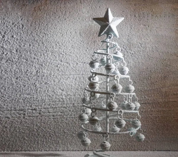 Christmas Wenskaart Met Zilveren Metalen Fir Tree Houten Besneeuwde Achtergrond — Stockfoto