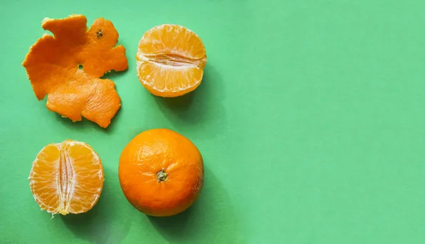 Mandarinas Frescas Sobre Papel Verde Corteza Sabrosas Rebanadas Dulces — Foto de Stock