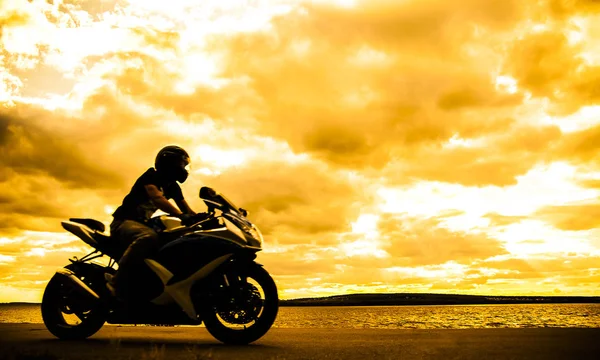 Silhueta Homem Desportivo Montando Sua Moto Pôr Sol — Fotografia de Stock