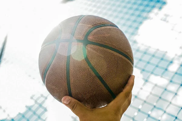 Tangan Laki Laki Memegang Bola Basket — Stok Foto