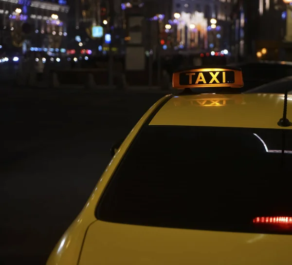 Amarelo Táxi Carro Rua Noite — Fotografia de Stock