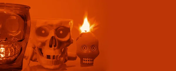 Stillleben Mit Menschlichen Totenköpfen Halloween Orange Kerze Auf Gelbem Hintergrund — Stockfoto