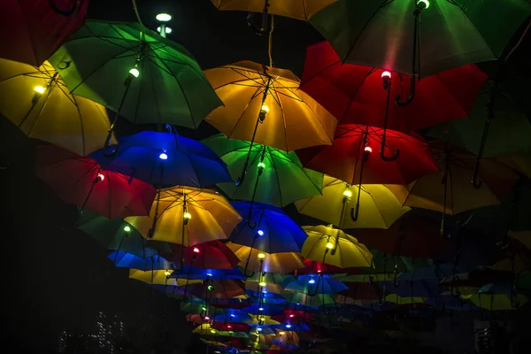 Bunte Regenschirme Street Regenschirme Dekoration Mit Licht Dunklen Himmel Hintergrund — Stockfoto