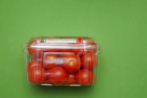 Kleine Rode Tomaten Plastic Doos Groene Achtergrond Studio Foto — Stockfoto
