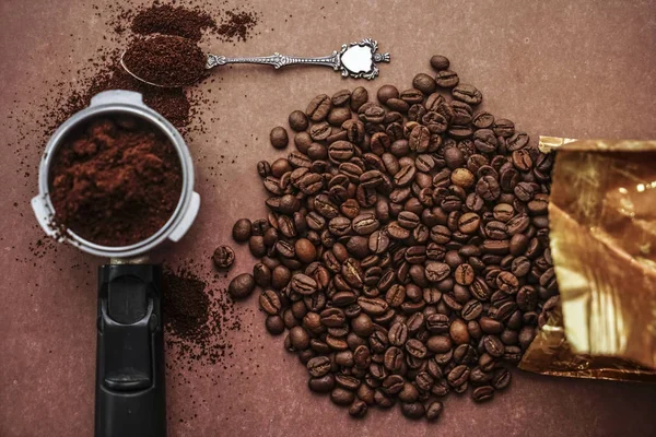 暗褐色のテクスチャ背景のカフェでブラック コーヒー豆 コーヒー マシン 平面図です 完全スプーン — ストック写真