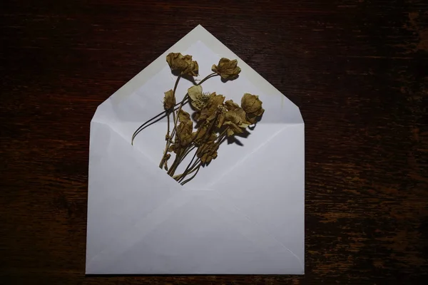 Envelop Met Een Boeket Van Gedroogde Zomerbloemen Een Houten Tafel — Stockfoto