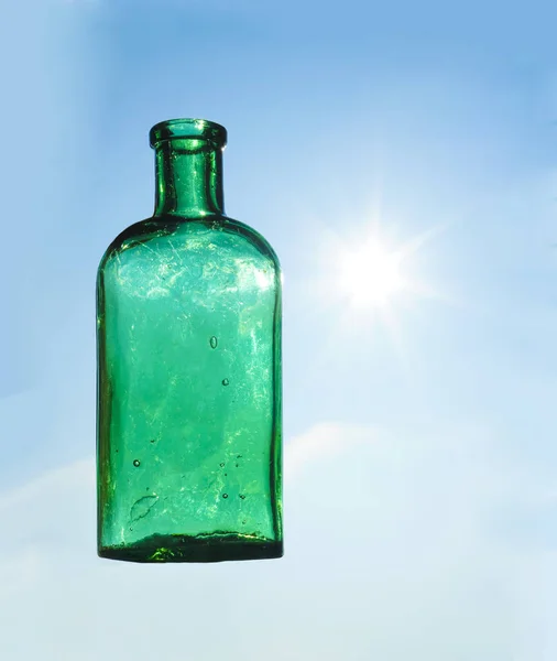 Vidro Verde Vazio Contra Céu Azul Com Sol Dia Ensolarado — Fotografia de Stock