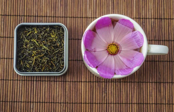 Біла Чашка Квітка Сухий Зелений Чай Жовтому Бамбуковому Фоні Вид — стокове фото
