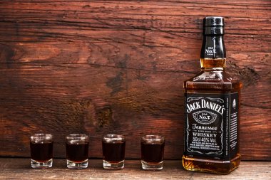 Lynchburg, Tennessee ABD - 14 Kasım 2016: Jack Daniels şişesi üzerinde ahşap masa. Jack Daniel's, en çok dünyanın Amerikan viski satan bir marka Brown Forman Corporation tarafından üretilen